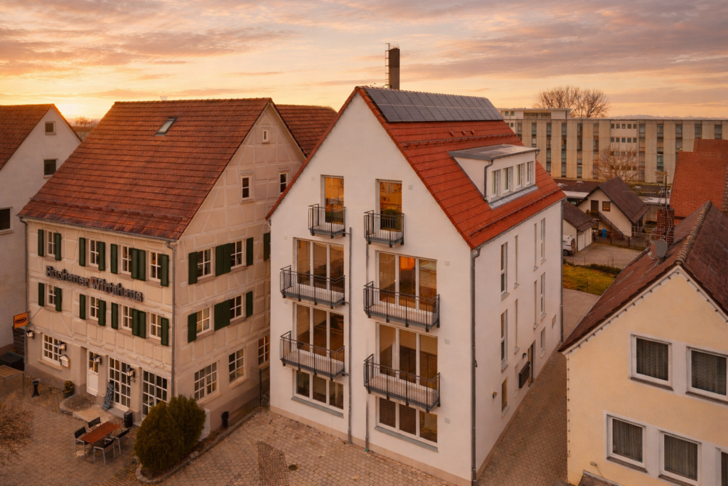 abendstimmung über traditioneller architektur
